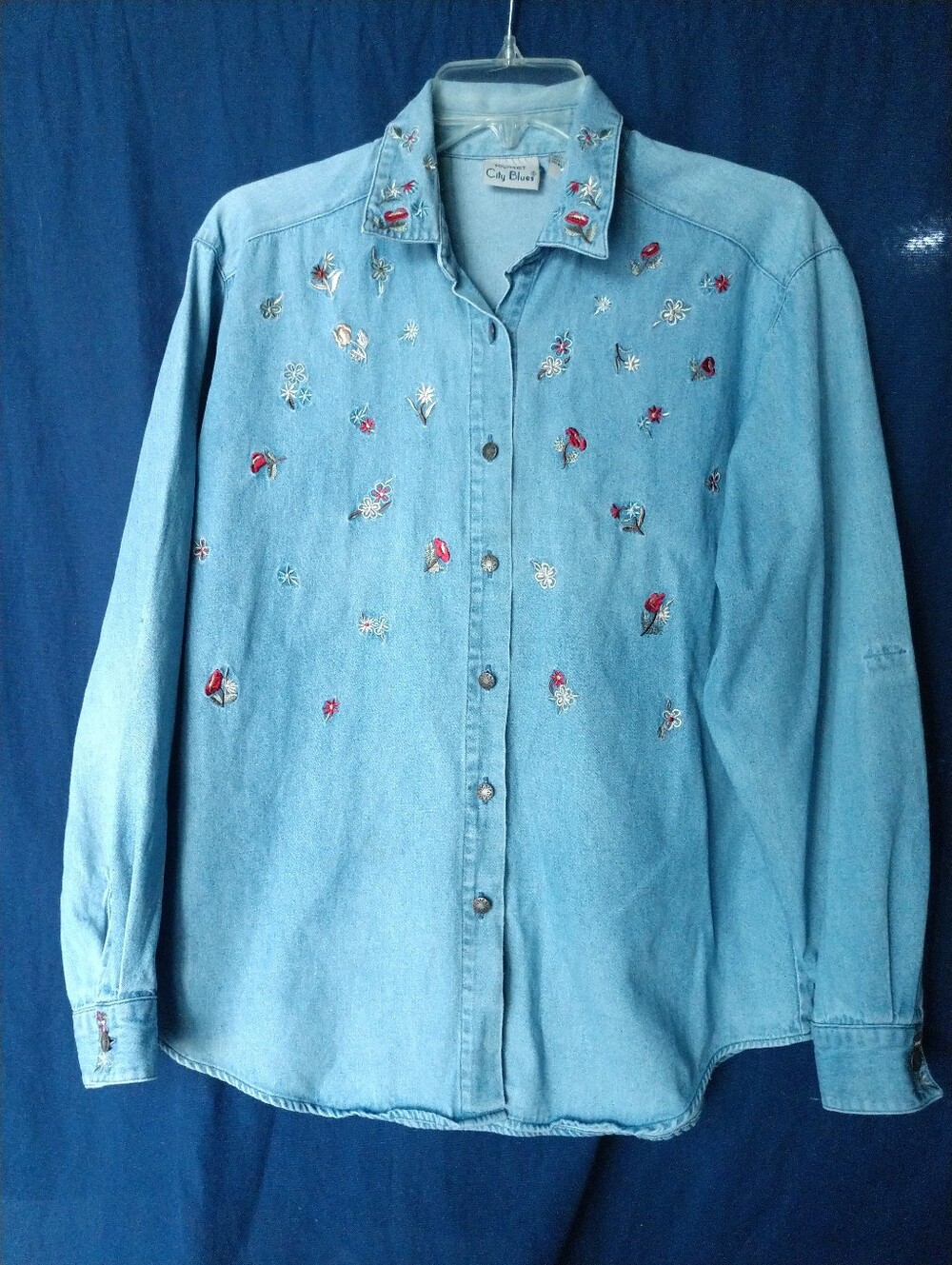 FLAW Cute Denim Shirt Floral Embroidered Gardening Cottage Mom Size Medium